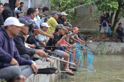 Kenapa banyak pria suka mancing? Ini 9 alasannya