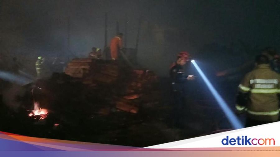 Kebakaran di Perumahan Pemda Manggala Makassar Malam Ini