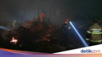 Kebakaran di Perumahan Pemda Manggala Makassar Malam Ini