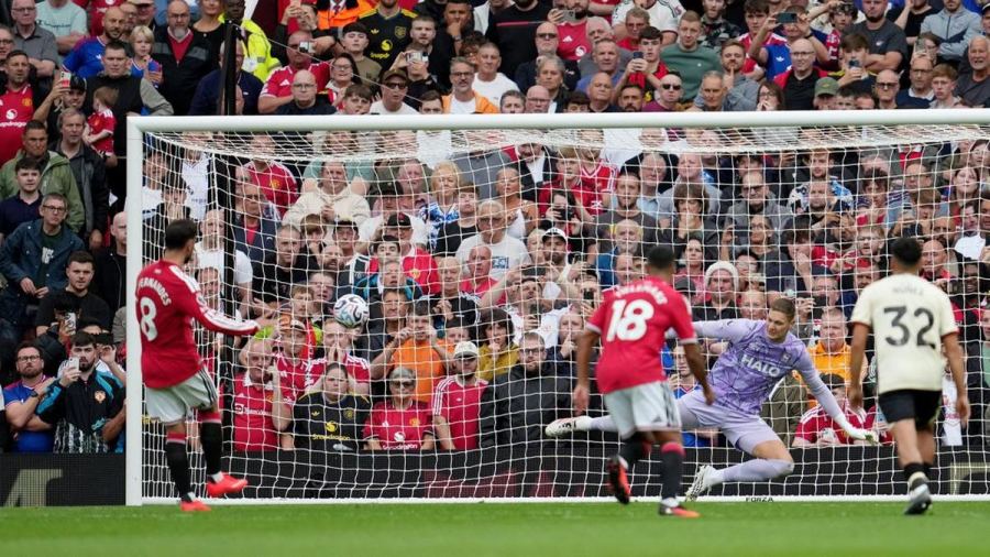Viral Aksi Kocak Tielemans Tiru Fernandes saat Tendang Penalti