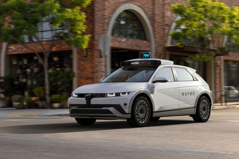 Teknologi Tesla dikritik pesaingnya Waymo