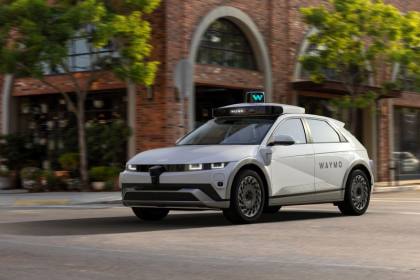 Teknologi Tesla dikritik pesaingnya Waymo