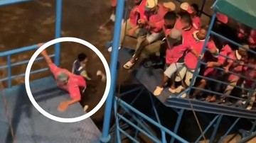 Porter di Pelabuhan Ambon Jatuh Saat Berebut Masuk Kapal