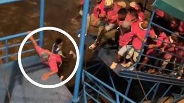 Porter di Pelabuhan Ambon Jatuh Saat Berebut Masuk Kapal