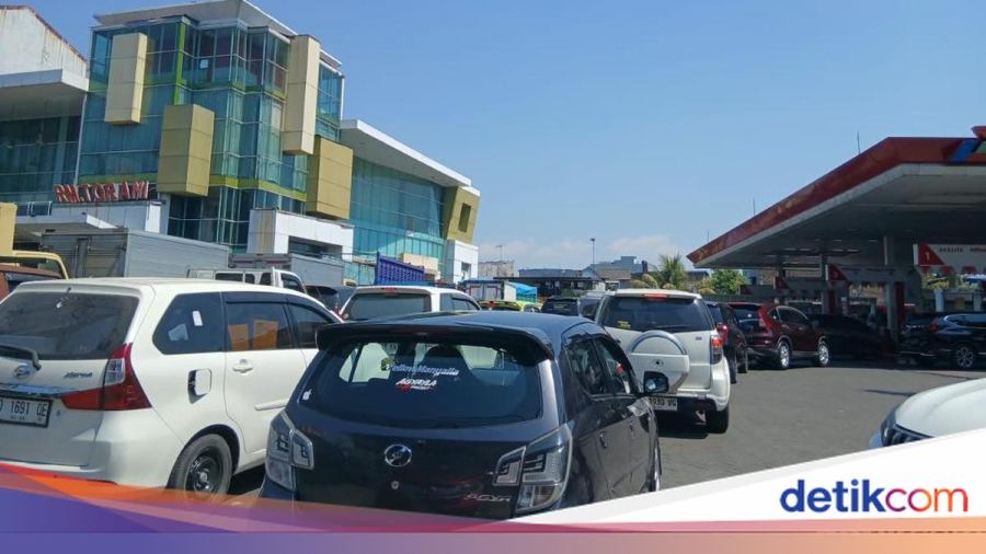 Antrean Solar di SPBU Jalan Urip Sumoharjo Makassar Picu Macet