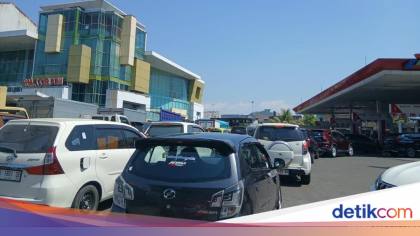 Antrean Solar di SPBU Jalan Urip Sumoharjo Makassar Picu Macet