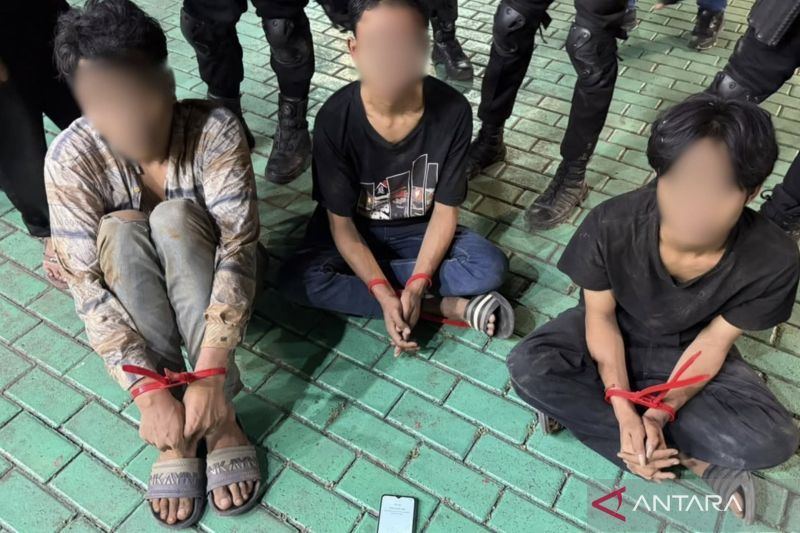 Brimob Polda Metro Jaya tangkap tiga pelaku perampasan ponsel di Jakbar