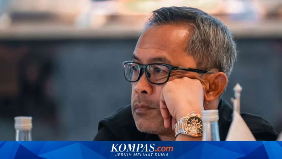 Aji Santoso dan Misi Menghidupkan Kembali Gelora 10 November Bersama De Red FC