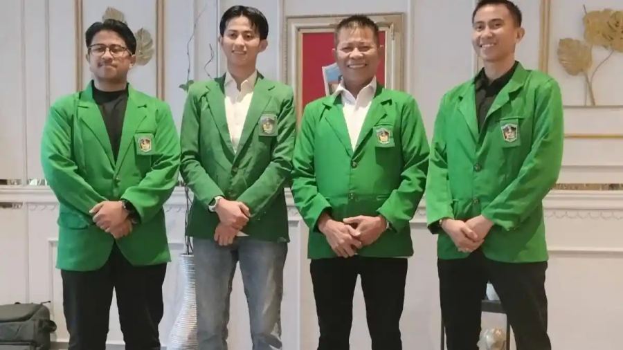 Dulu Tukang Batu, Kini Lelaki 59 Tahun Itu Wisuda S2 Bareng 3 Putranya di UMI