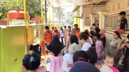 ‎Camat Tallo Pantau Penyaluran Air Bersih di Dua RT di Kalukubodoa