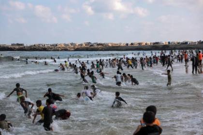 Anak-anak Gaza berenang untuk kebahagiaan dan masa kecil yang hilang