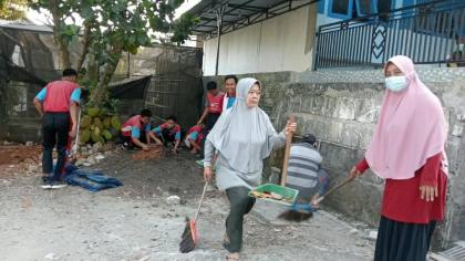 Guru dan IPM SMPM 12 Paciran Rutin Gelar Jumat Bersih, Bangun Rasa Memiliki Lingkungan Sekolah