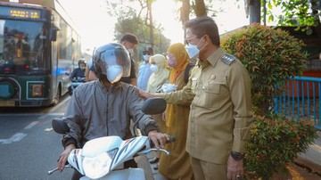 Walkot Tangerang Bagikan Masker Imbas Abu Vulkanik Gunung Anak Krakatau