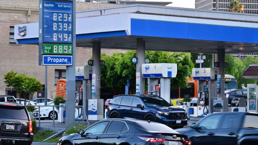 Harga Minyak Hari Ini Naik 5% Usai AS Serang Iran