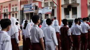 Abu Vulkanik Lewotolok Lumpuhkan Penerbangan di Lembata