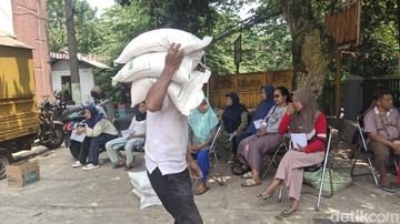 Wanita Lansia Meninggal Usai Pingsan Saat Antre Bantuan Beras di Bogor