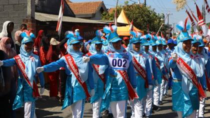 Kado Milad ke-11, Regu Putri SD Mukrida Raih Juara 2 Gerak Jalan Krian