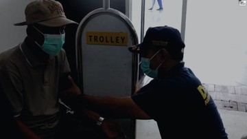 Soetta Terdampak Abu Anak Krakatau, Polisi Buka Posko Kesehatan-Bagikan Masker