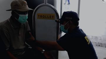 Soetta Terdampak Abu Anak Krakatau, Polisi Buka Posko Kesehatan-Bagikan Masker
