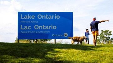 Balas Trump, Kanada Pasang Papan Nama Besar 'Danau Ontario Selamanya'