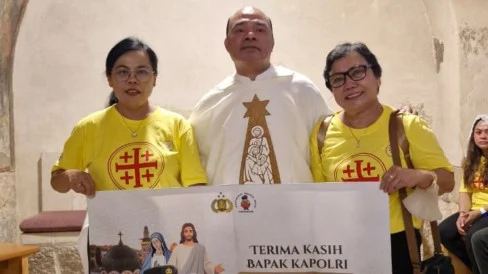 Istri Mendiang Arist Merdeka Sirait Tak Kuasa Bendung Air Mata Saat Tiba di Yerusalem, Ucapkan Terima Kasih ke Kapolri