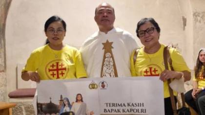Istri Mendiang Arist Merdeka Sirait Tak Kuasa Bendung Air Mata Saat Tiba di Yerusalem, Ucapkan Terima Kasih ke Kapolri
