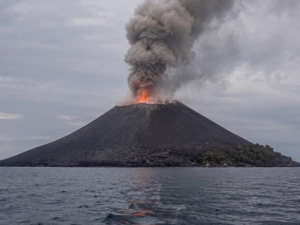 Gunung Anak Krakatau Erupsi Lagi Malam Ini, Status Siaga