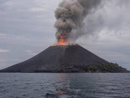 Gunung Anak Krakatau Erupsi Lagi Malam Ini, Status Siaga