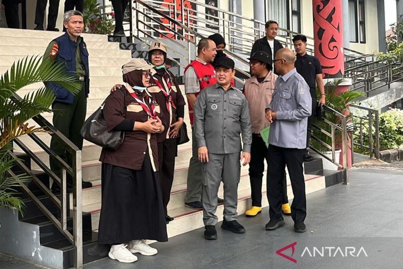 Menhut Raja Juli gagal mendarat di Kalbar karena asap karhutla