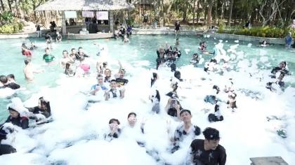 Foam Party hingga DJ Performance Meriahkan Bugis Waterpark Adventure Makassar