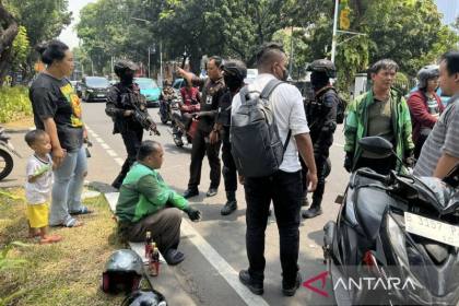 Brimob Polda Metro Jaya bantu pengemudi ojol kecelakaan saat patroli
