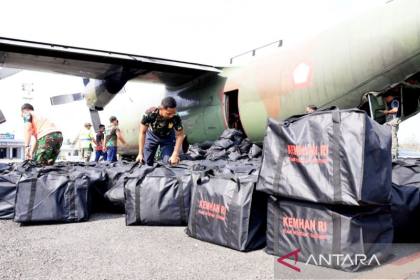 Kemhan dan TNI AU kirim ratusan APD dan masker karhutla di Kalsel