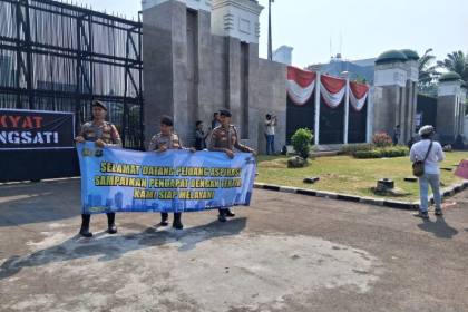 Polisi beri pengamanan aksi ratusan warga di depan Gedung DPR RI