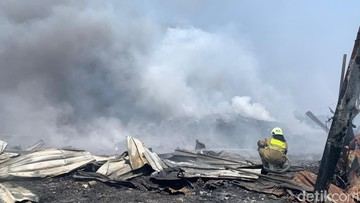 Sudah 12 Jam Kebakaaran Lapak di Jakbar Belum Padam, Begini Kondisinya