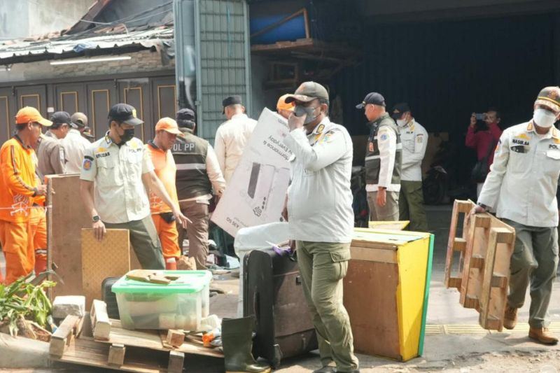 Satpol PP tertibkan puluhan lapak PKL di Kebayoran Lama Utara