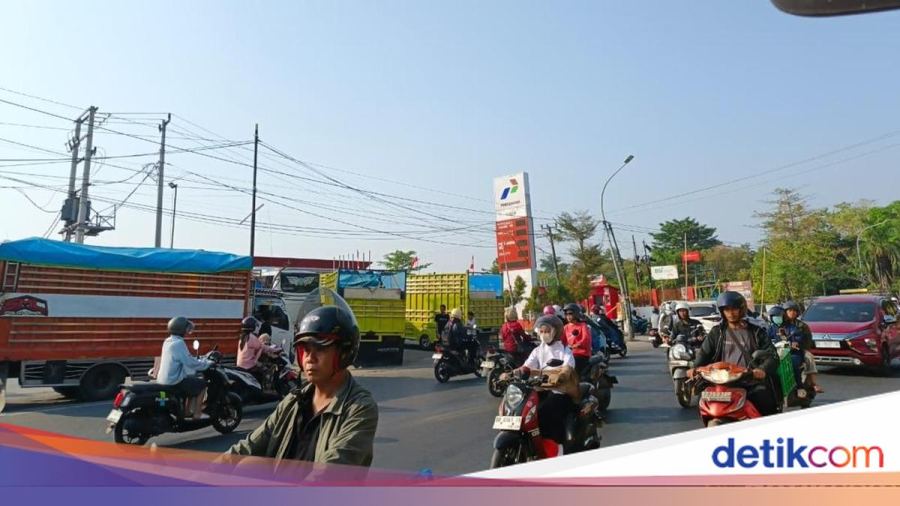 Antrean Truk di SPBU Jalan Perintis Makassar Mengular ke Jalan