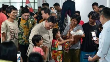 Saat Prabowo Malam-malam Sambangi Hunian Baru Warga Senen, Anak-anak Sontak Kerumuni Presiden