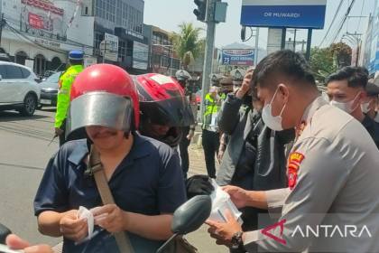 Polres Cianjur bagikan 2.000 masker cegah dampak abu Anak Krakatau