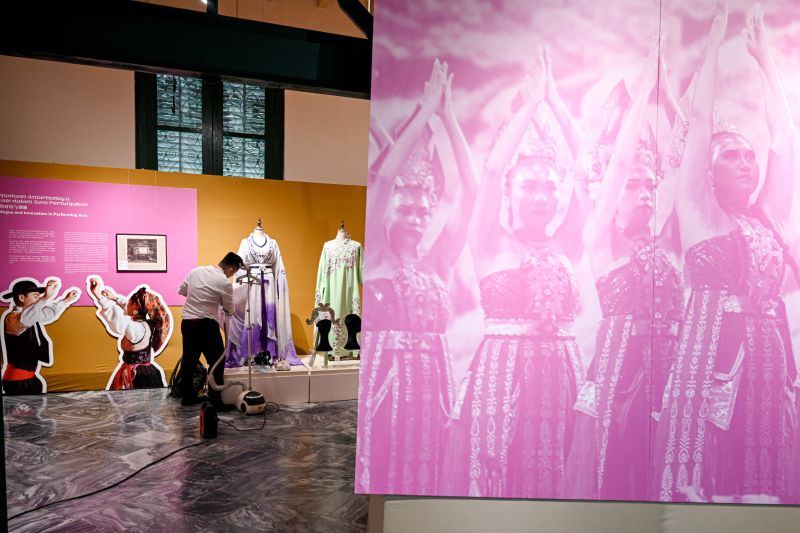 Potret persiapan pameran "Kemilau Laut Cermin" di Museum Tekstil