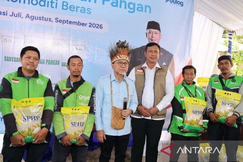 Menko dan Dirut Bulog tinjau penyaluran bantuan pangan di Sorong