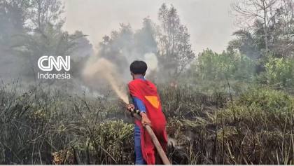 Aksi 'Superman' Padamkan Karhutla di Palangka Raya