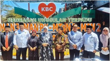Usai Resmikan Taman KBC, Istri Menteri Agama Dengarkan Curhat dan Harapan Siswa MAN 3 Makassar