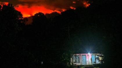 FOTO: Kebakaran Gunung Merapi Ungup-ungup Meluas Ancam Wisata Ijen