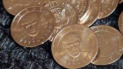FOTO: Koin US$ 1 Bergambar Trump Ludes Terjual di Hari Rilis