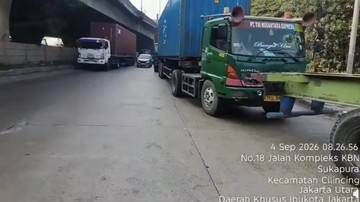 Lalin Jalan KBN Cilincing Macet Imbas Antrean Truk Masuk SPBU
