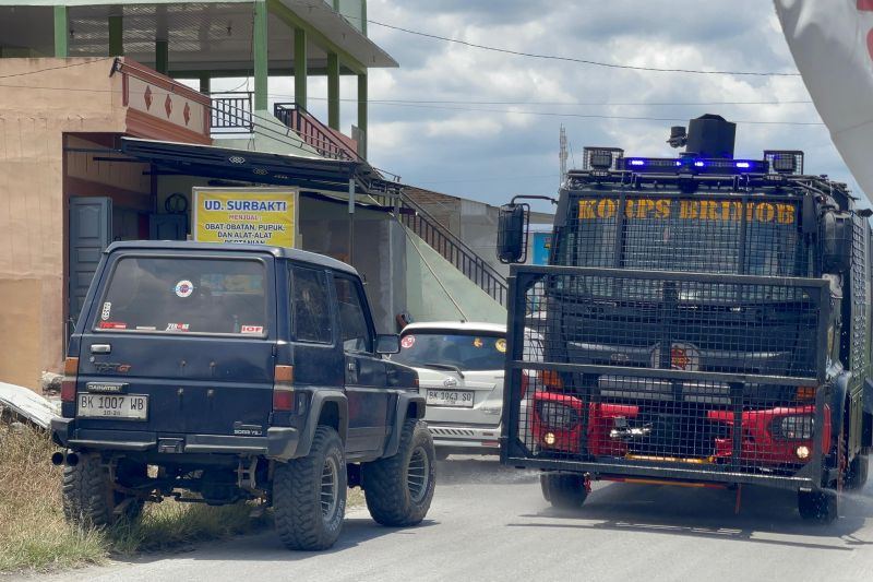 Brimob Sumut gunakan kendaraan AWC bersihkan jalan dari abu Sinabung
