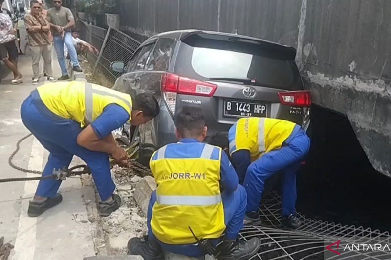 Diduga mengantuk, mobil minibus nyungsep ke dalam parit di Cengkareng