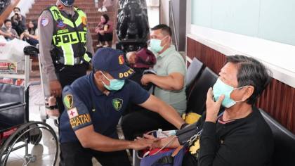 Polisi Beri Layanan Kesehatan bagi Penumpang di Bandara Soekarno-Hatta