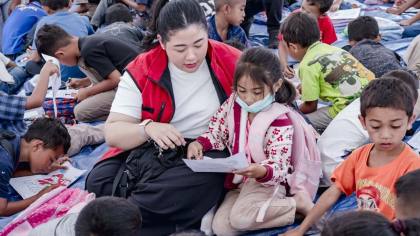 Pulihkan Trauma, Pinka Haprani Hibur Anak-anak Korban Gempa NTT