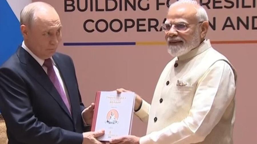 Putin Dapat Hadiah Buku Klasik dari PM India